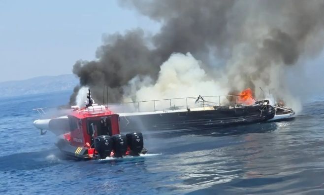 Η στιγμή της βύθισης του ταχύπλοου - Διασώθηκαν οι τέσσερις επιβαίνοντες