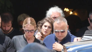 Ξέσπασαν όλοι σε κλάματα μόλις το άκουσαν: Ο συγκινητικός επικήδειος του γιου του Καριέρε και η επιθυμία που δεν πρόλαβε να εκπληρώσει