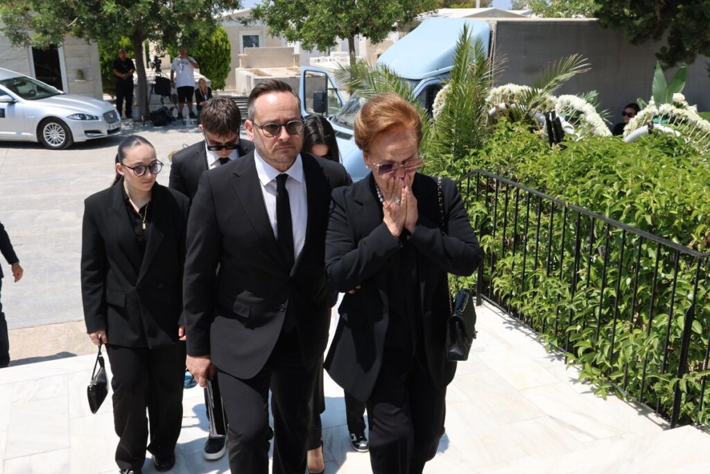 Βασίλης Λεβέντης: Σπαραγμός στην κηδεία του – Τραγική φιγούρα η σύζυγός του, Νατάσα Μεντεσίδου