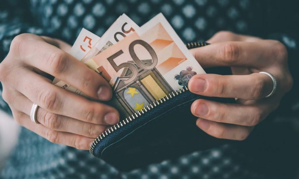 Μπήκαν στα ΑΤΜ 300€: Ελέγξτε τους τραπεζικούς σας λογαριασμούς, μπορεί να είστε ένας απ’αυτούς