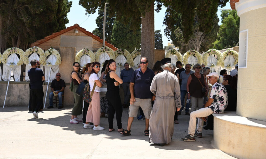 Η κηδεία της τελέστηκε στο Κοιμητήριο Αγίου Γεωργίου Ερμούπολης – Η απώλειά της έχει προκαλέσει συγκίνηση στην τοπική κοινωνία