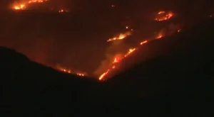 Φωτιά στην Πάρο: Μάχη με τις φλόγες και τις αναζωπυρώσεις – Ενισχύθηκαν οι δυνάμεις πυρόσβεσης