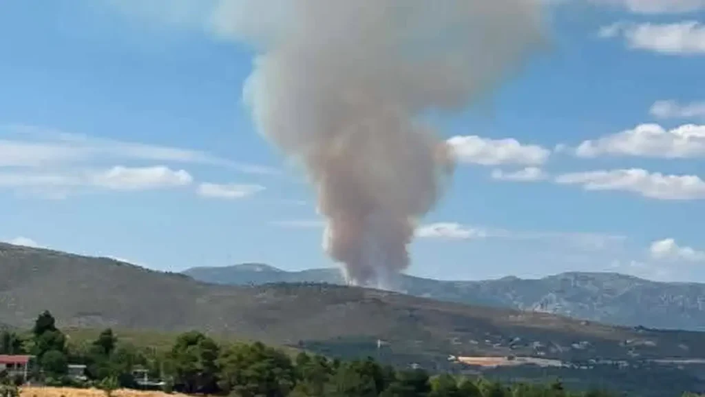 Μεγάλη φωτιά τώρα: Μάχη της Πυροσβεστικής, επιχειρούν 10 εναέρια μέσα – Ήχησε το 112