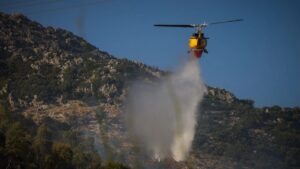 ΦΩΤΙΑ ΤΩΡΑ ΣΤΗΝ ΚΡΗΤΗ: ΔΕΝ ΣΤΑΜΑΤΑΕΙ ΝΑ ΧΤΥΠΑ ΤΟ 112, ΣΗΚΩΘΗΚΑΝ ΕΛΙΚΟΠΤΕΡΑ