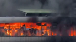 Νεκροί και εγκλωβισμένοι από μεγάλη φωτιά σε εργοστάσιο παπουτσιών, δείτε βίντεο