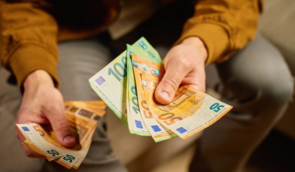 Υπέροχα νέα: Έκτακτο επίδομα για χιλιάδες Έλληνες – Ποιοι θα λάβουν χρήματα μέχρι τέλος Αυγούστου