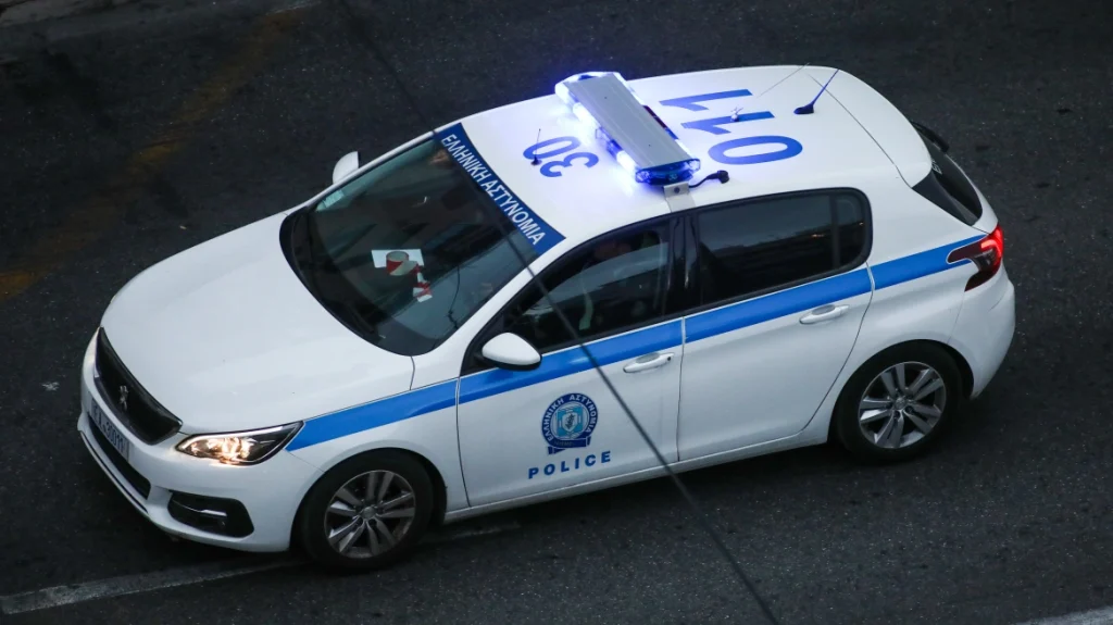 28χρονος και 27χρονη βρέθηκαν νεκροί σε αυτοκίνητο μέσα σε γκαράζ σπιτιού στον Πειραιά