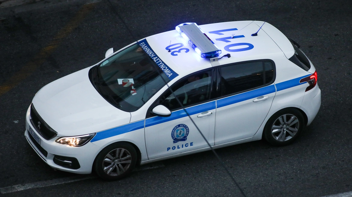 28χρονος και 27χρονη βρέθηκαν νεκροί σε αυτοκίνητο μέσα σε γκαράζ σπιτιού στον Πειραιά