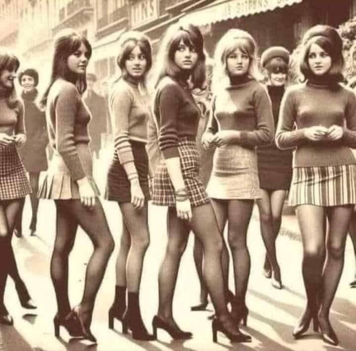 ΔΕΙΤΕ – Αυτή η φωτογραφία φαίνεται συνηθισμένη – αλλά κοιτάξτε ξανά. Η αλήθεια κρύβεται στο στυλ που άλλαξε τα πάντα
