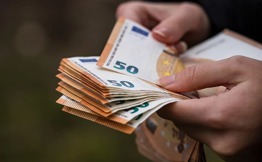 ΤΡΕΞΤΕ ΣΤΑ ΑΤΜ: «ΒPEXEI» ΛEΦTA ΣHMEPA ΔEYTEPA 17/8: ΠOIOI ΘA ΔOYN XPHMATA ΣTON TPAΠEZIKO ΛOΓAPIAΣMO TOYΣ