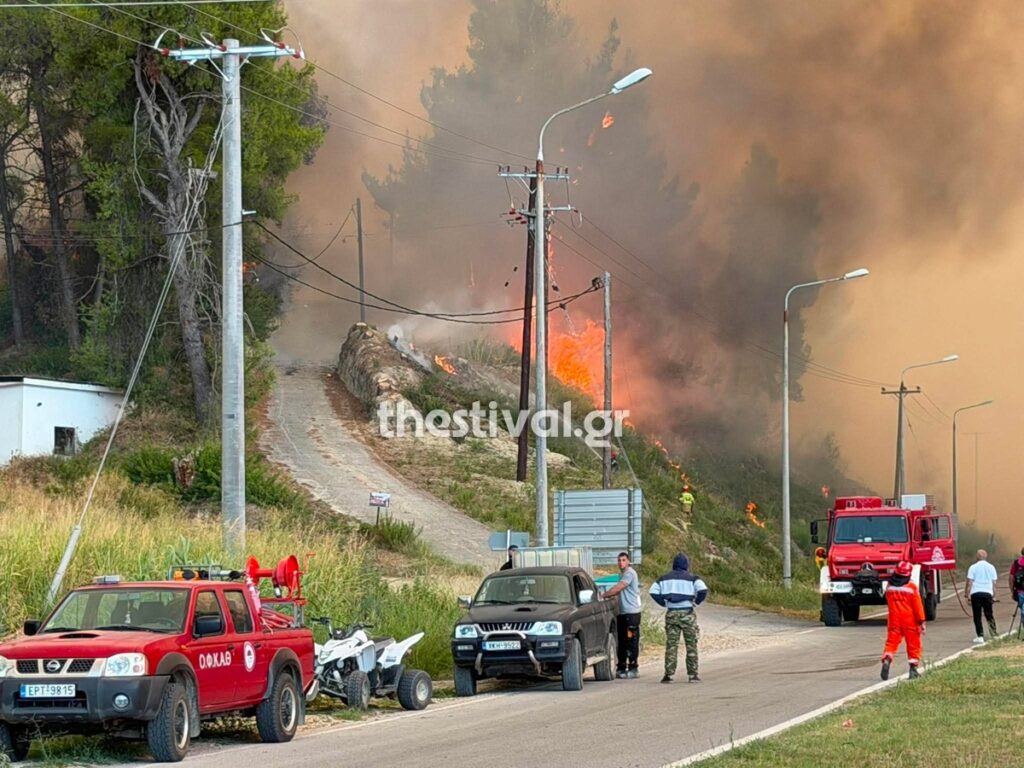 Φωτιά στη Χαλκιδική: Ώρες αγωνίας για Σίβηρη και Φούρκα, κάηκαν σπίτια – Δείτε βίντεο και εικόνες