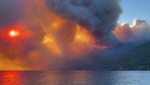 ΕΚΤΑΚΤΟ – ΕΚΚΕΝΩΝΟΝΤΑΙ ΤΡΕΙΣ ΟΙΚΙΣΜΟΙ – ΔΙΝΟΥΝ ΜΑΧΗ ΟΙ ΠΥΡΟΣΒΕΣΤΕΣ ΝΑ ΜΗΝ ΕΠΕΚΤΑΘΕΙ Η ΦΩΤΙΑ ΣΤΟ ΧΩΡΙΟ