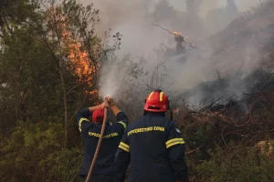 Εκτός ελέγχου η φωτιά στη Χαλκιδική, εκκένωση δια θαλάσσης από τη Σίβηρη