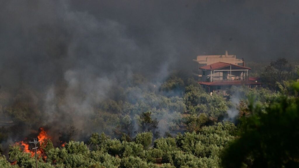 Συναγερμός τώρα: Τριπλό μέτωπο στο Πόρτο Γερμενό – Νέα μηνύματα 112 – Έκτακτη εκκένωση σε Βοιωτία και Αιγιάλεια.