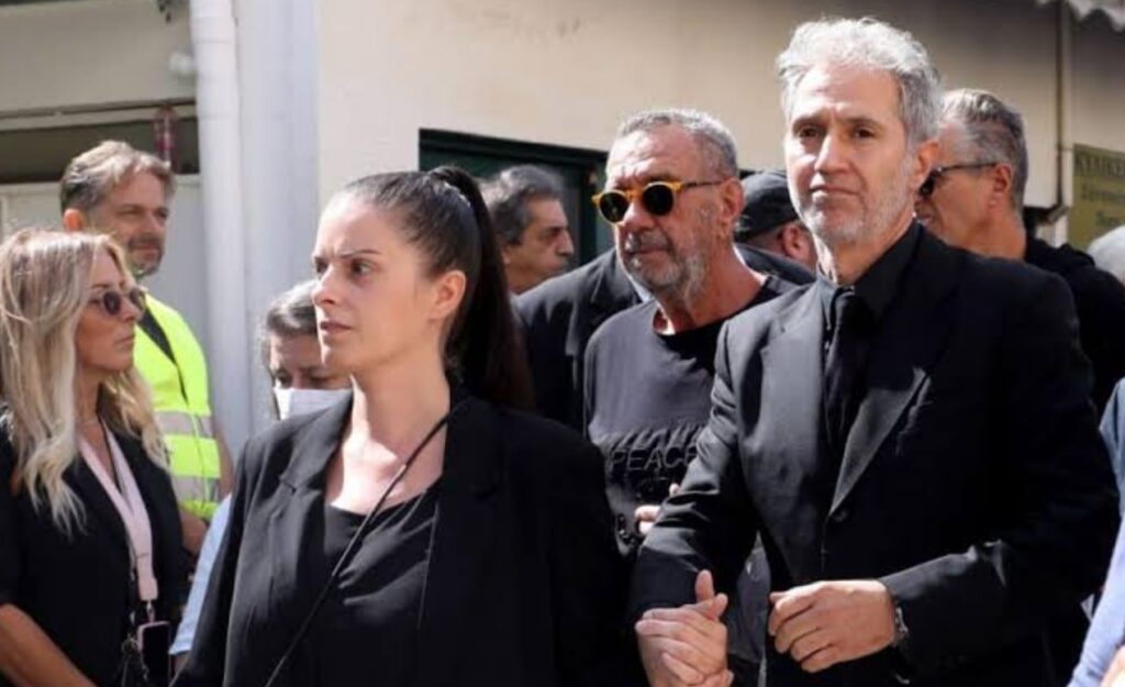 “Στην κηδεία δεν θα”: Το ανακοίνωσε με κλάματα η σύζυγος Κόκοτα – Η απόφαση της οικογένειας του τραγουδιστή
