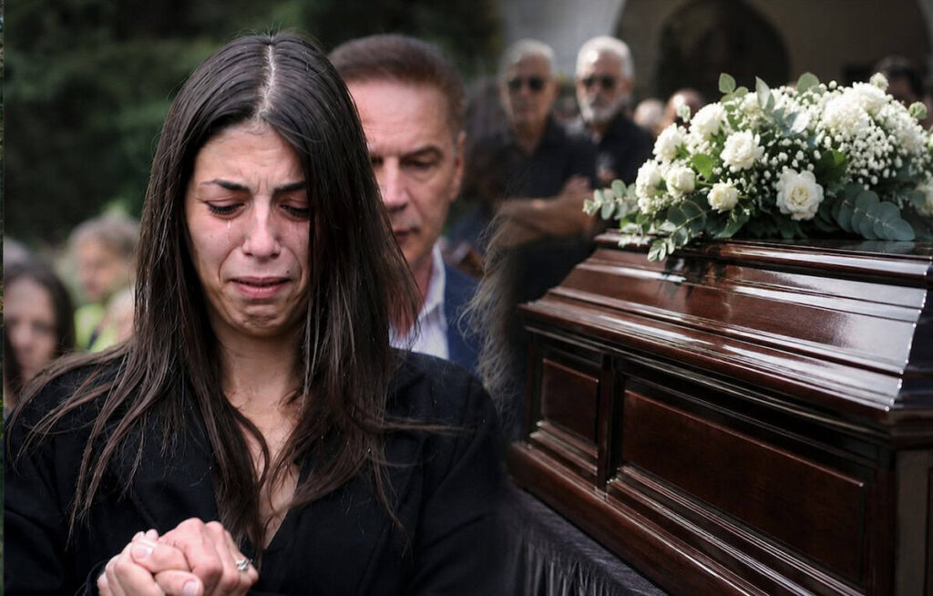 Κηδεία Κόκοτα: Υποβασταζόμενη έκλαιγε με λυγμούς η αδερφή του Μαριάννα- Τραγικές στιγμές σην Παναγία Ελεούσα