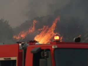 ΕΚΤΑΚΤΟ: ΝΕΑ ΦΩΤΙΑ ΚΑΙΕΙ ΤΗ ΧΩΡΑ