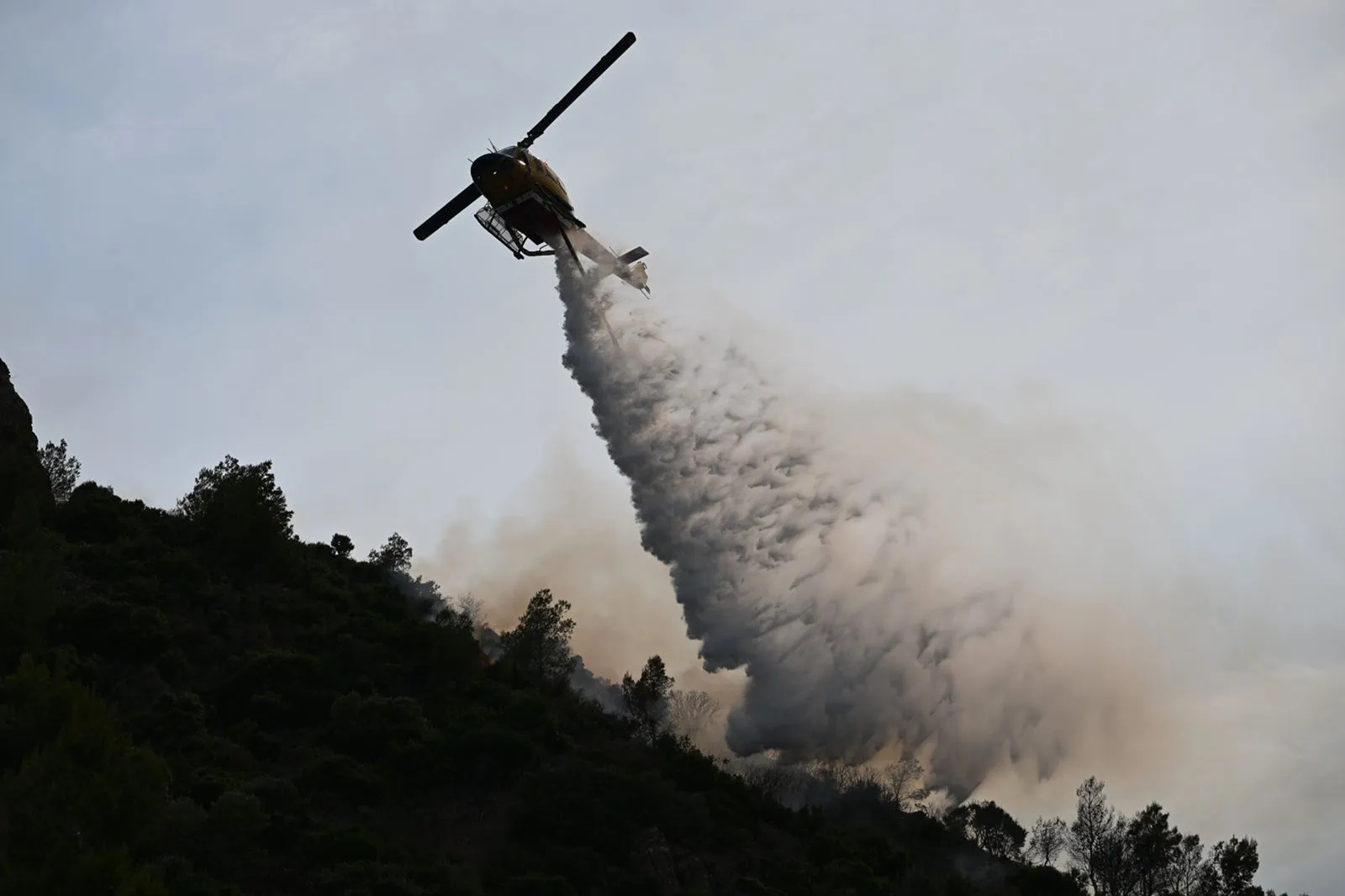 Ήχησε συναγερμός για δύο νέα μέτωπα φωτιάς στη χώρα - Στη μάχη ισχυρές επίγειες και εναέριες δυνάμεις της Πυροσβεστικής