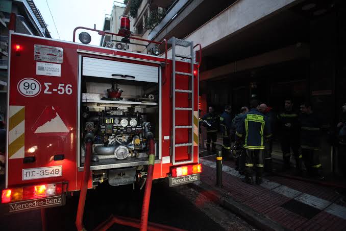 Συναγερμός τώρα για φωτιά σε διαμέρισμα – Στο νοσοκομείο μητέρα και κόρη