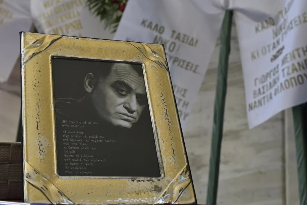 Νίκος Καλογερόπουλος: Ηχηρή απουσία από την κηδεία του – Ήταν 40 χρόνια φίλοι