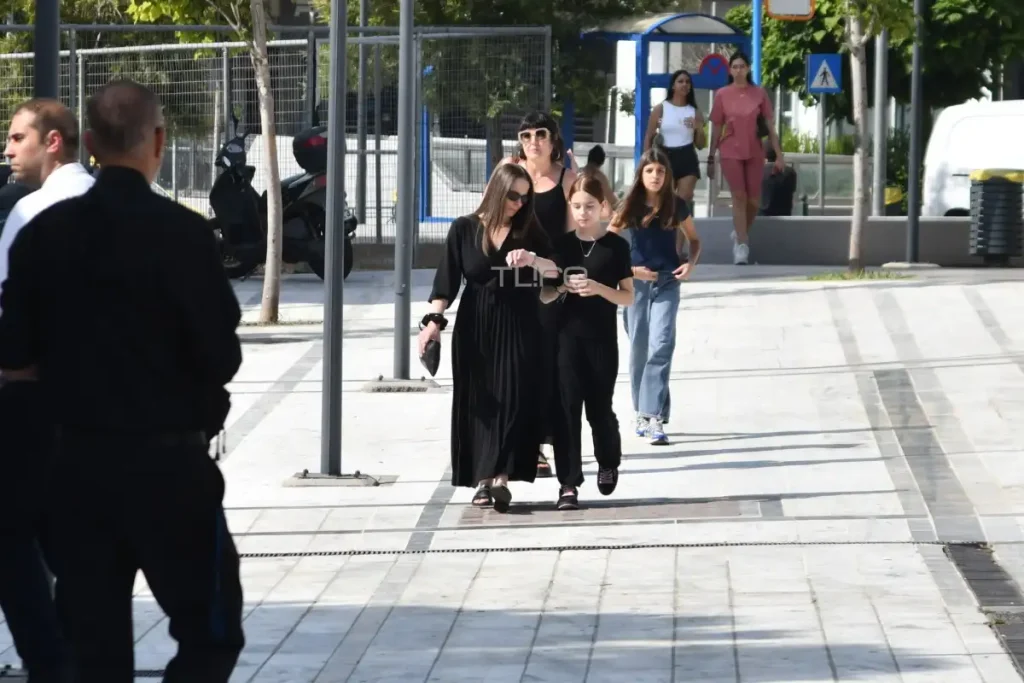 ΣΥΝΤΕΤΡΙΜΜΕΝΗ Η ΣΥΖΥΓΟΣ ΤΟΥ ΚΟΚΟΤΑ ΣΤΗΝ ΚΗΔΕΙΑ ΤΟΥ: Η ΚΙΝΗΣΗ ΠΟΥ ΤΟΥΣ ΕΚΑΝΕ ΟΛΟΥΣ ΝΑ ΛΥΓΙΣΟΥΝ