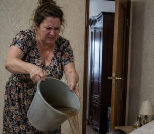 Η σύζυγος έπιασε τον άντρα της με την ερωμένη του στο ίδιο τους το κρεβάτι και τους περιέλουσε με βρόμικο νερό. Όμως αυτό ήταν μόνο η αρχή της εκδίκησής της — λίγο αργότερα συνέβη κάτι που σίγουρα δεν περίμεναν ποτέ…