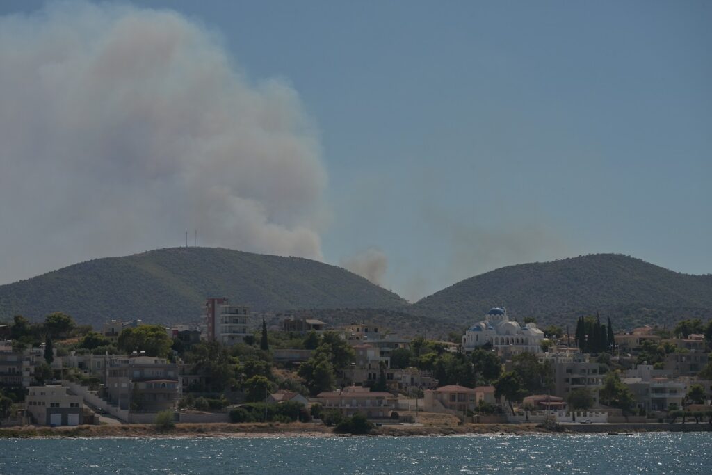 ΤΡΑΓΩΔΙΑ ΣΤΗΝ ΕΛΛΑΔΑ: Δύο νεκροί από τις φωτιές, καίγονται σπίτια – Συναγερμος για εκκένωσης