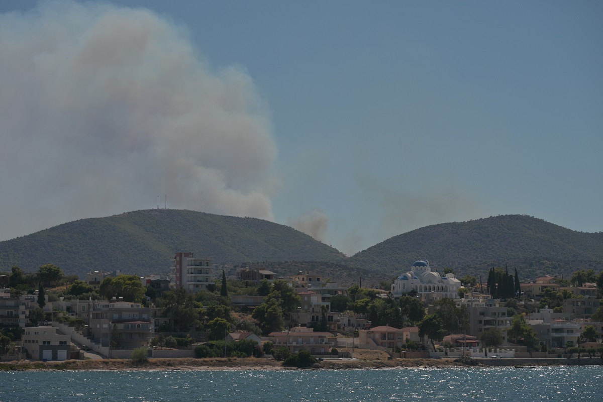 ΤΡΑΓΩΔΙΑ ΣΤΗΝ ΕΛΛΑΔΑ: Δύο νεκροί από τις φωτιές, καίγονται σπίτια – Συναγερμος για εκκένωσης