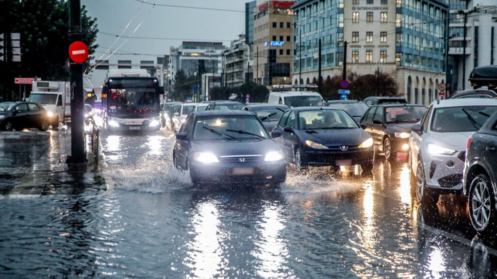 Ισχυρό μπουρίνι «έπνιξε» την Θεσσαλονίκη: Πλημμύρες, κεραυνοί και άπειρα προβλήματα – Δρόμοι μετατράπηκαν σε ποτάμια