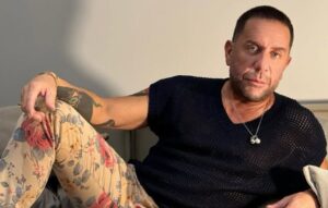 ΨΕΛΛΙΣΕ ΑΥΤΗ ΤΗ ΛΕΞΗ ΚΑΙ ΕΣΒΗΣΕ: ΤΙ ΦΩΝΑΞΕ Ο ΜΑΖΩΝΑΚΗΣ ΣΤΟ ΚΟΛΟΝΑΚΙ ΛΙΓΟ ΠΡΙΝ ΜΕΤΑΦΕΡΘΕΙ ΣΤΟ ΝΟΣΟΚΟΜΕΙΟ