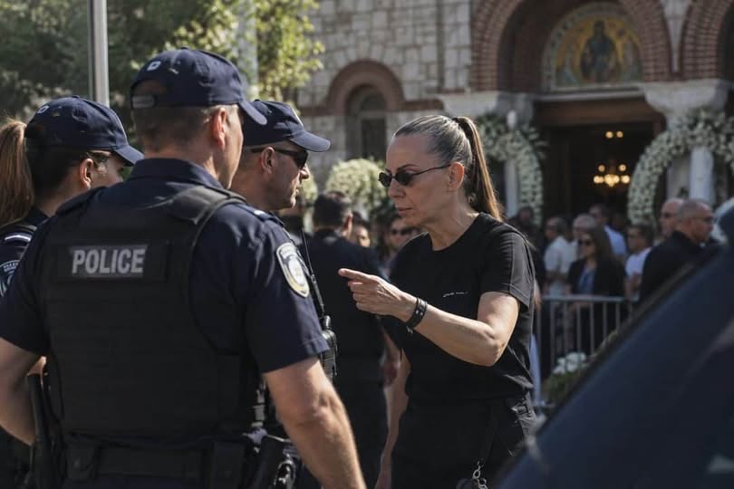 «Μαζέψτε τους, μην μου…» Η εντολή της Βάσως Μαζωνάκη στους αστυνομικούς για τον κόσμο στην κηδεία του Γιώργου