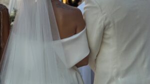 Παντρεύτηκε γνωστή τραγουδίστρια τον αγαπημένο της: Τους άδειασαν έναν κουβά ρύζι στο κεφάλι!