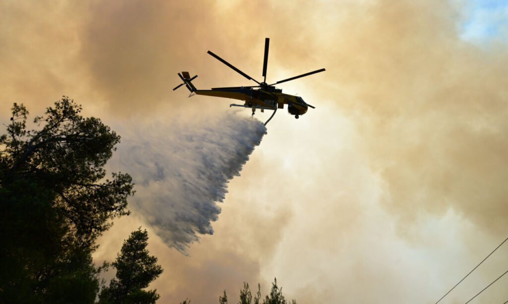ΦΩΤΙΑ ΣΕ ΜΕΓΑΛΟ ΝΗΣΙ ΜΑΣ: ΕΠΙΧΕΙΡΟΥΝ ΕΛΙΚΟΠΤΕΡΑ – ΔΥΣΤΥΧΩΣ ΕΧΟΥΜΕ