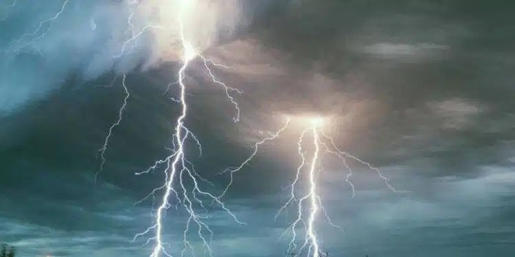 Νέο Σοκ: Κεραυνός χτύπησε εκκλησία την ώρα της προσευχής – 14 νεκροί, ανάμεσά τους και παιδιά