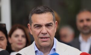 Αφήνει τα πάνελ και πιάνει τις έδρες: Πασίγνωστος παρουσιαστής κατεβαίνει με τον Τσίπρα στην Αττική