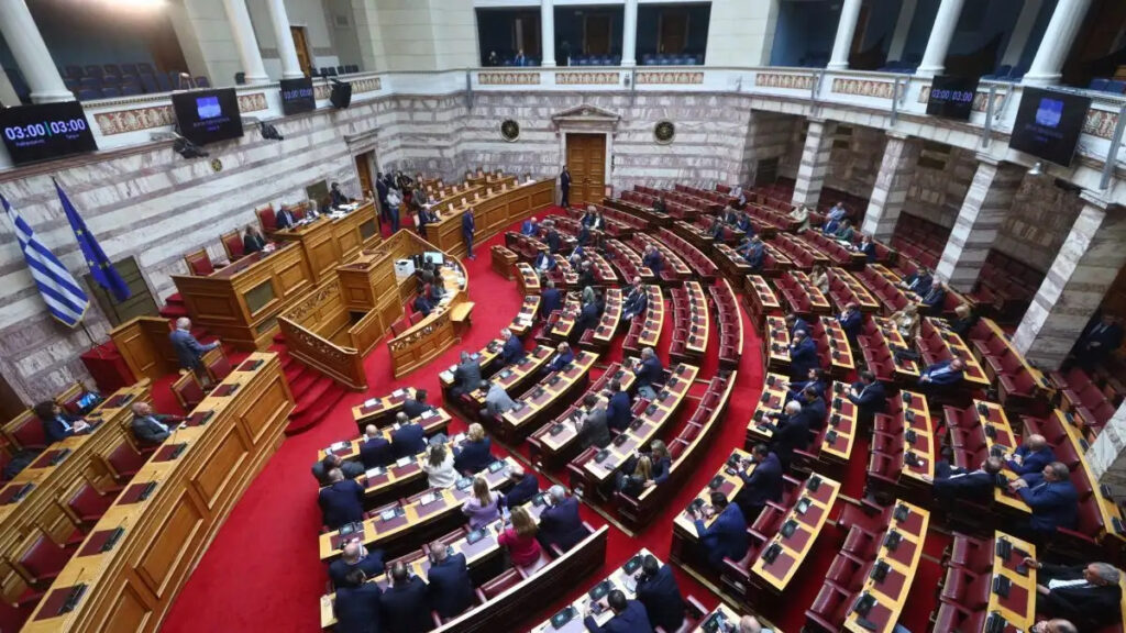 ΑΥΤΟΣ ΕΙΝΑΙ Ο ΠΑΣΙΓΝΩΣΤΟΣ ΕΛΛΗΝΑΣ ΒΟΥΛΕΥΤΗΣ ΠΟΥ ΠΑΡΑΙΤΕΙΤΑΙ