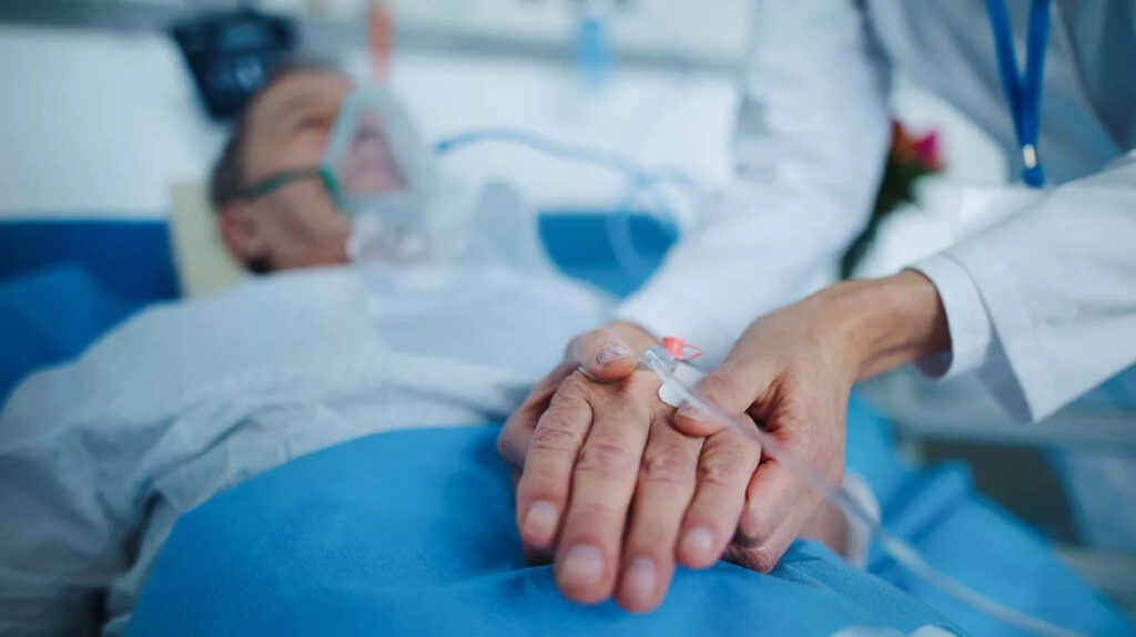 ΕΚΤΑΚΤΟ ΤΩΡΑ ΑΠΟ ΤΟ ΝΟΣΟΚΟΜΕΙΟ – ΔΙΝΕΙ ΜΕΓΑΛΗ ΜΑΧΗ ΓΙΑ ΝΑ ΚΡΑΤΗΘΕΙ ΣΤΗ ΖΩΗ