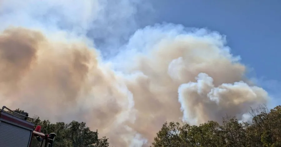 ΕΚΤΑΚΤΟ: Ανεξέλεγκτη η φωτιά τώρα, δύσκολες ώρες – 16 εναέρια στη μάχη