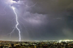 «Καμπανάκι» από Αρναούτογλου: Τέλος το καλοκαίρι – Έρχεται νέο «χτύπημα» με καταιγίδες και κεραυνούς μέχρι το Σαββατοκύριακο