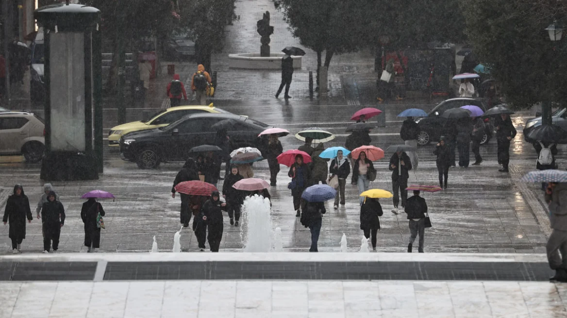 Καιρός: Έντονη βροχόπτωση στα νότια προάστια - Πώς θα κυλήσουν οι επόμενες ώρες