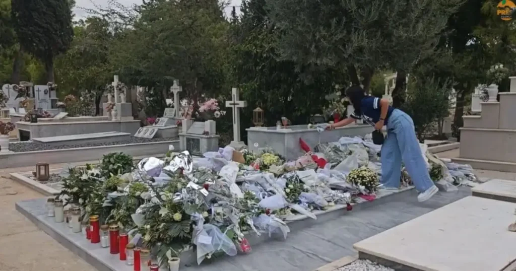 «Σαν να του κάνει παρέα…»: Πήγε και κάθισε πάνω στον τάφο του Μαζωνάκη… Ανατριχιάζει το βίντεο που κυκλοφορεί – Χιλιάδες αντιδράσεις και σχόλια