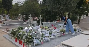 «Σαν να του κάνει παρέα…»: Πήγε και κάθισε πάνω στον τάφο του Μαζωνάκη… Ανατριχιάζει το βίντεο που κυκλοφορεί – Χιλιάδες αντιδράσεις και σχόλια