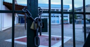ΜΟΛΙΣ ΑΝΑΚΟΙΝΩΘΗΚΕ: Κλειστά σχολεία αύριο 15/10