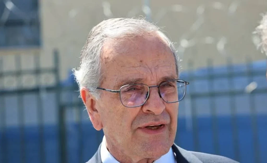 Η μεταγραφή του αιώνα: Τελικά καταλήγει στον Αντώνη Σαμαρά και του δίνει μέχρι και τη νίκη στις εκλογές με το όνομά του