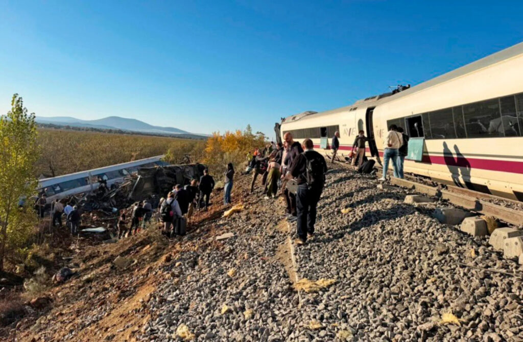 Σύγκρουση τρένων πριν λίγο: Αναφορές για νεκρούς – Τι μεταφέρουν οι πρώτες πληροφορίες